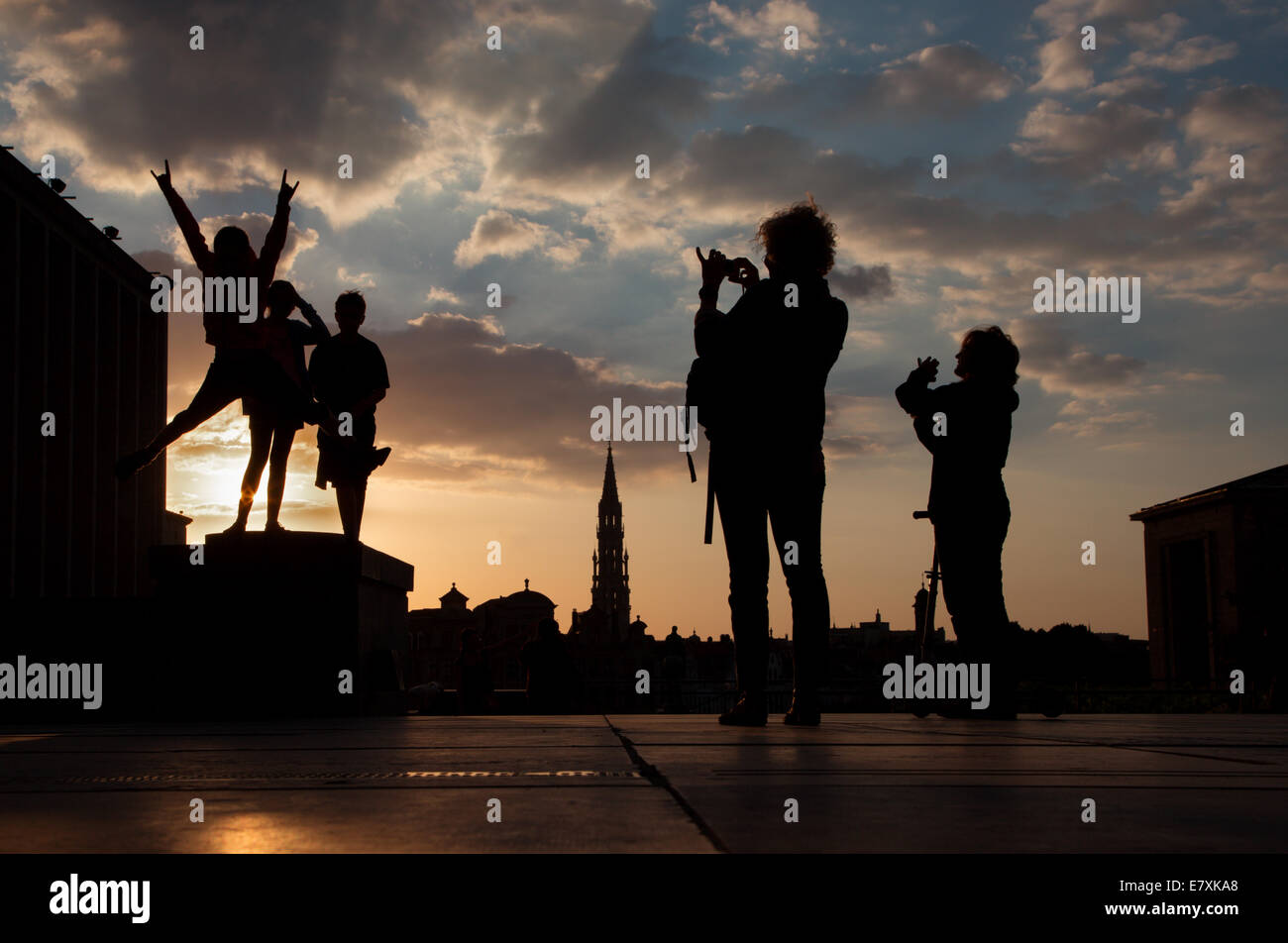 Bruxelles, Belgio - 14 giugno 2014: Silhouette di saltato ragazzi oltre la città sul Monts des Arts di sera. Foto Stock