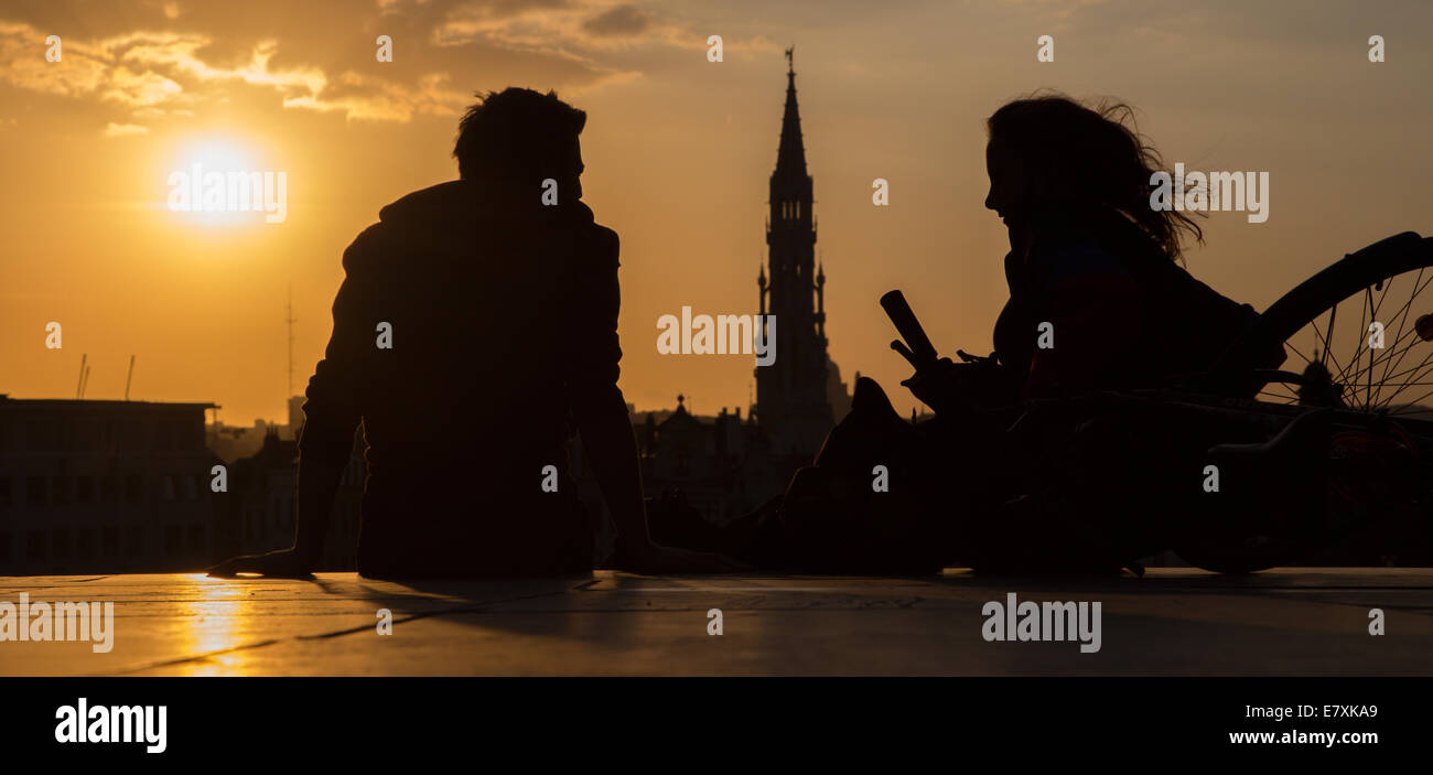 Bruxelles, Belgio - 14 giugno 2014: Silhouette di coppia otenza la città sul Monts des Arts di sera. Foto Stock