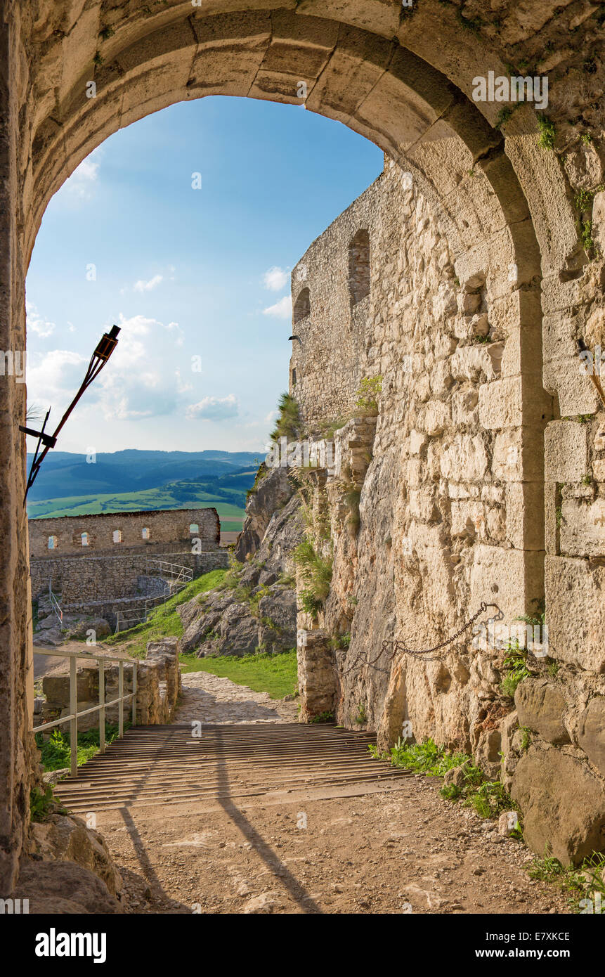 Spissky Castle - Guardare attraverso il cancello al centro del cortile del castello Foto Stock