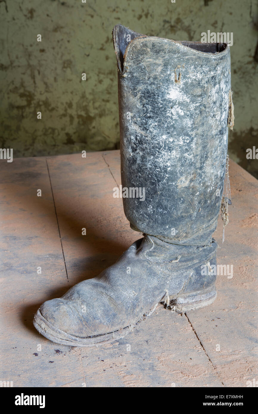 Vecchio highboot dalla camera della vecchia casa in paese. Foto Stock