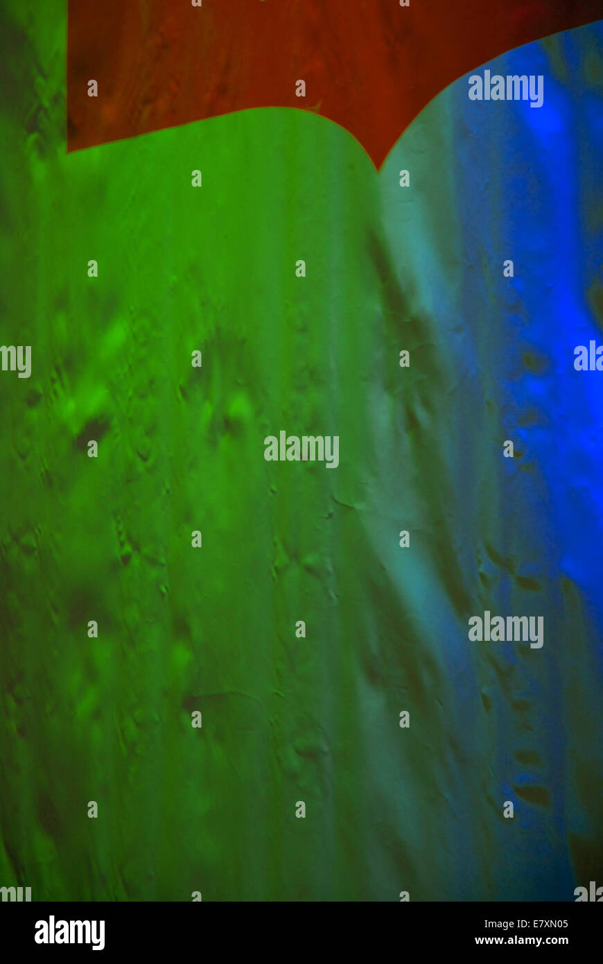 Brillante tessuti colorati appesi su display con luci colorate, Federation Square, Melbourne, Australia. Foto Stock