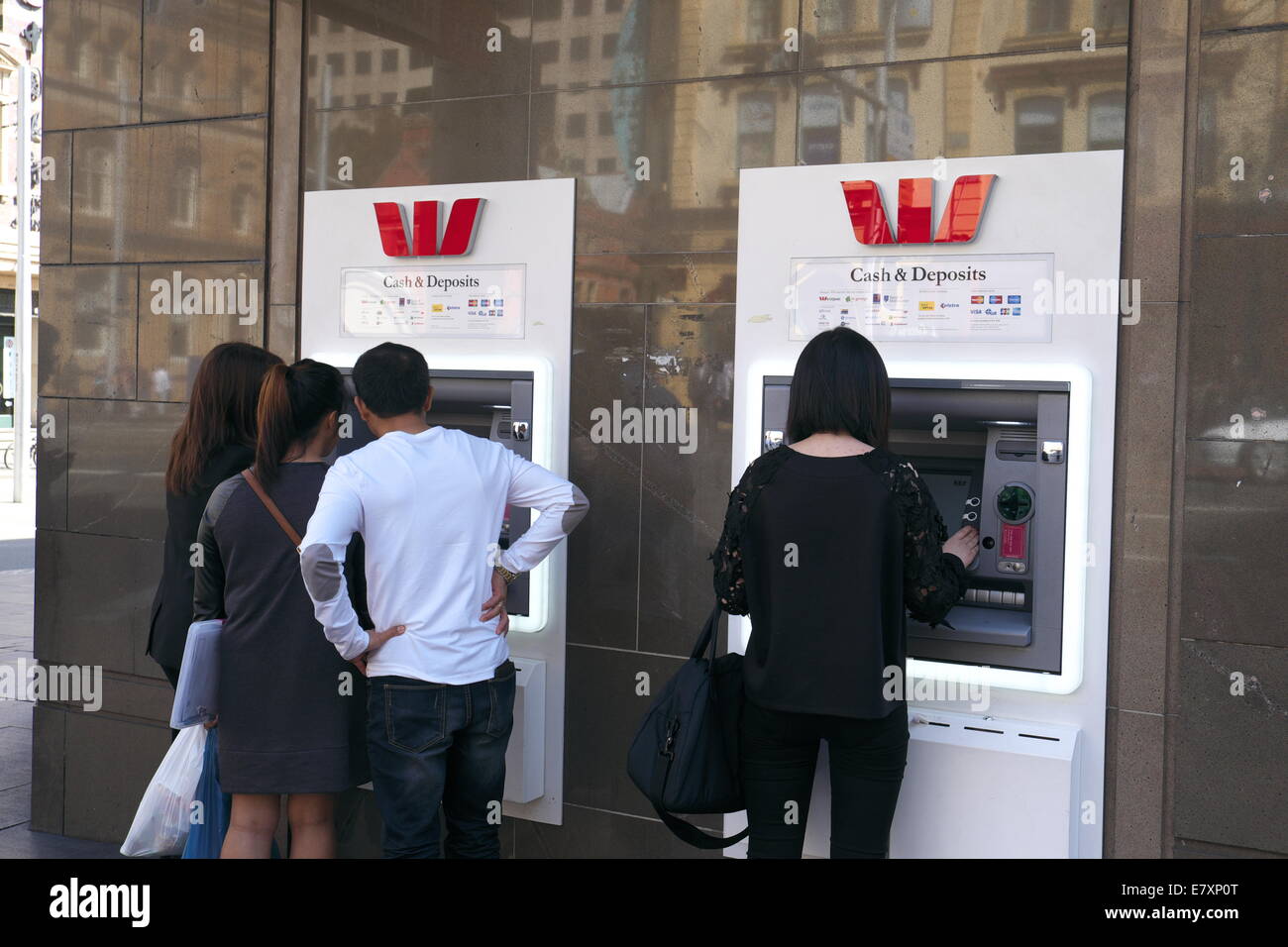 Filiale della banca Westpac con due bancomat a chinatown di Sydney, New South Wales, Australia, con persone che utilizzano le macchine per il cashpoint Foto Stock