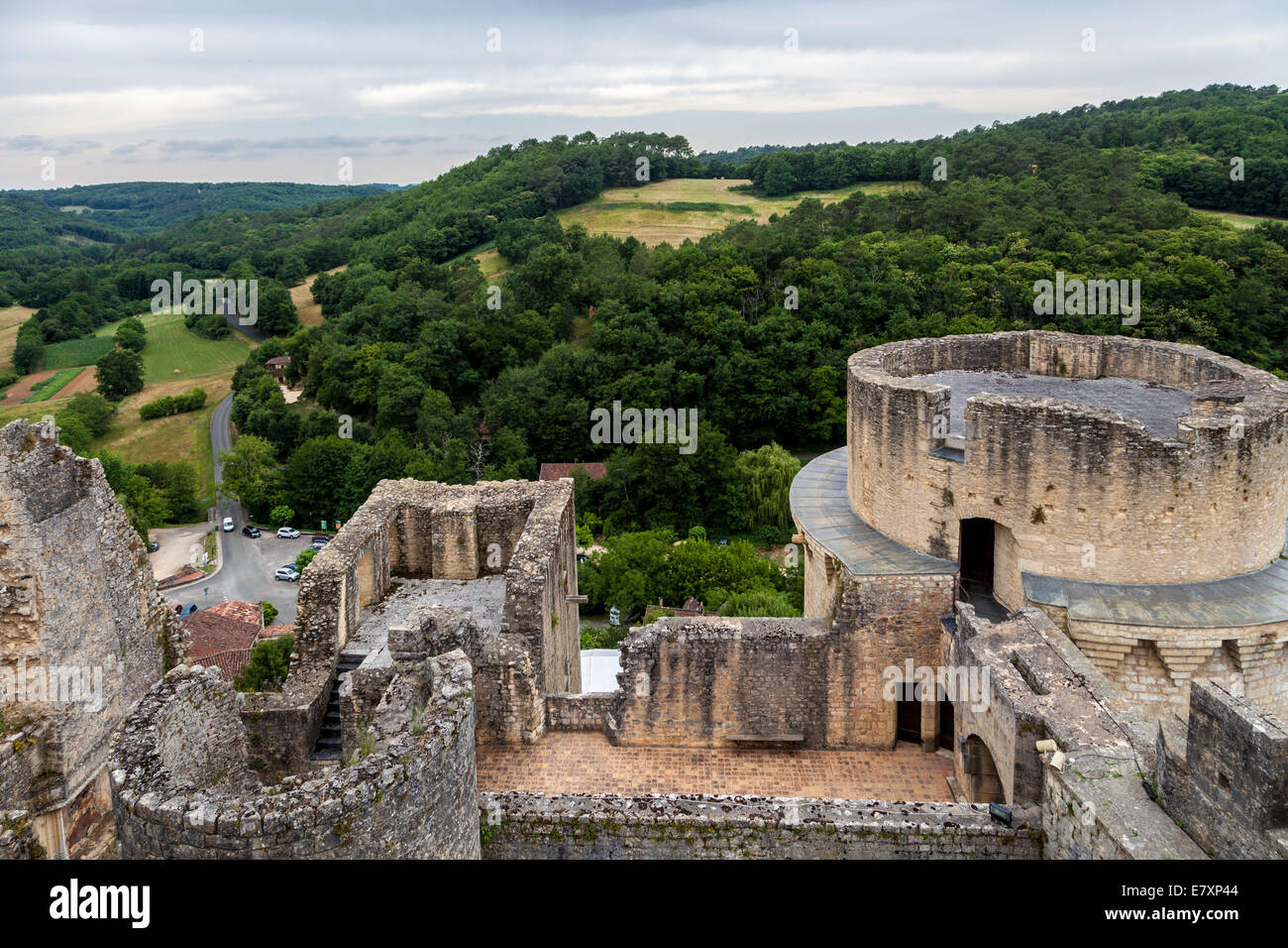 La campagna è visibile dallo storico castello di Bonaguil, Fumel in Francia, un esempio del francese di architettura militare Foto Stock