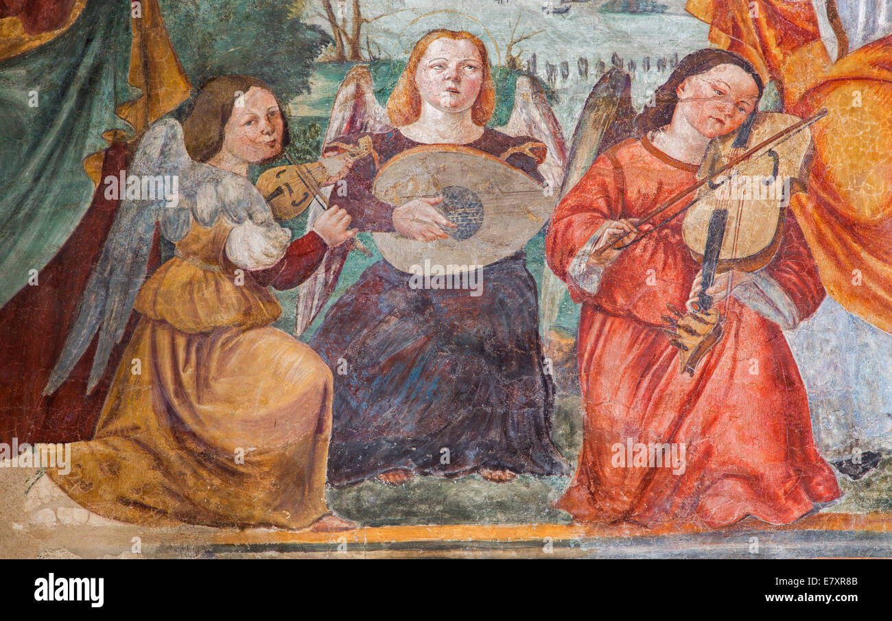 Padova - affresco di angeli con strumenti musicali da Bonino da Campione (14. cent.) nella chiesa degli Eremitani Foto Stock