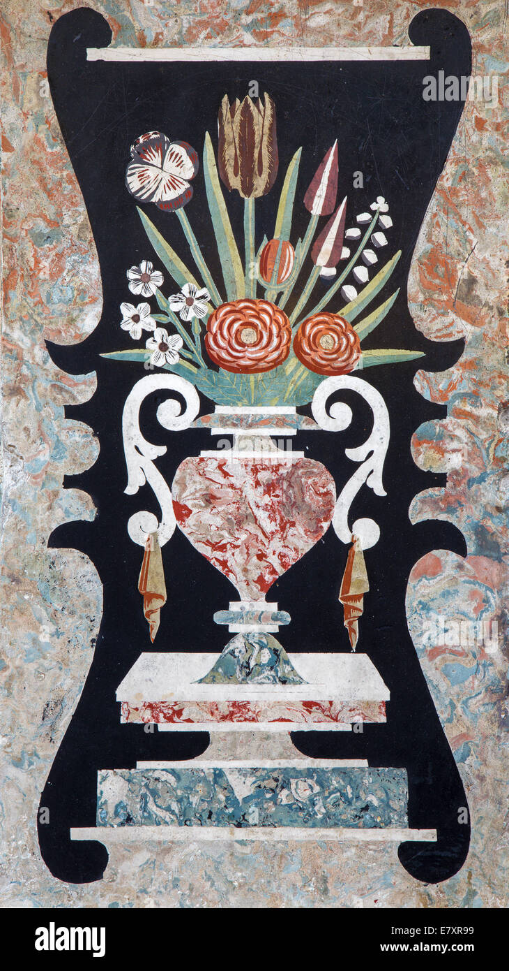 Padova - il mosaico di pietra di bouquet sul lato altare della Basilica del Carmine. Foto Stock