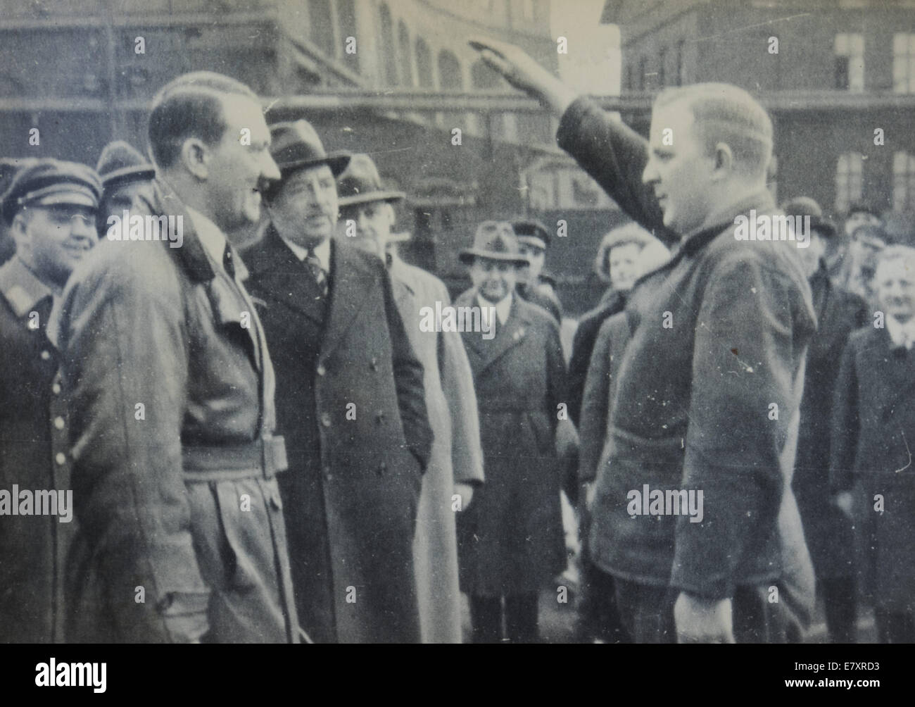 L'uomo ha sollevato la sua mano nel tradizionale saluto nazista di fronte di Adolf Hitler, il quale è circondato da uomini in tute impermeabili in piazza della città. Fotografia di antiquariato. Xiii Sep, 2014. Germania, 1930 © Igor Golovniov/ZUMA filo/ZUMAPRESS.com/Alamy Live News Foto Stock