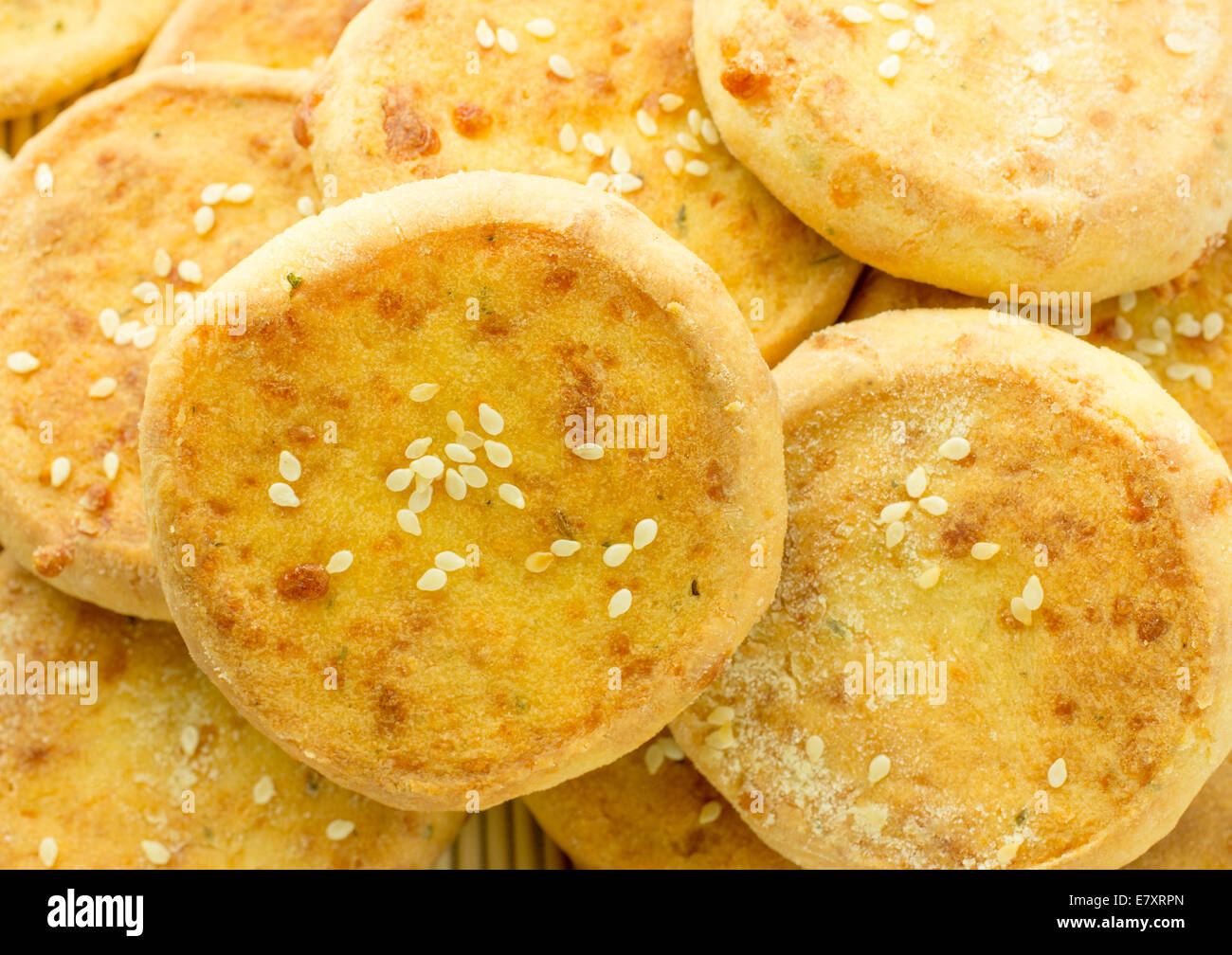 Formaggio biscotti, mini pizza con semi di sesamo Foto Stock