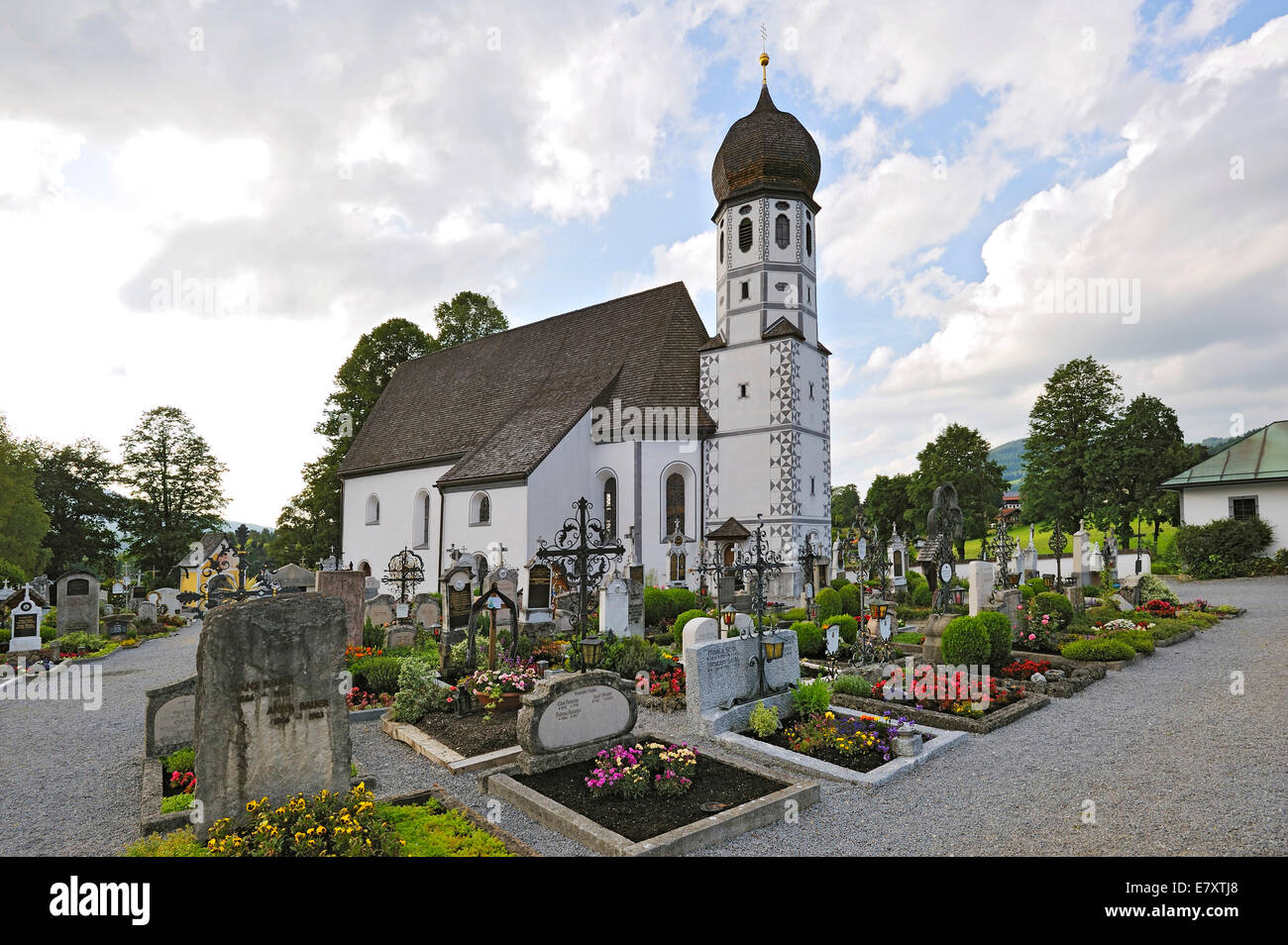 Chiesa del Cimitero della Vergine Maria la protezione all'interno di un cimitero, Fischbachau, Baviera, Germania Foto Stock
