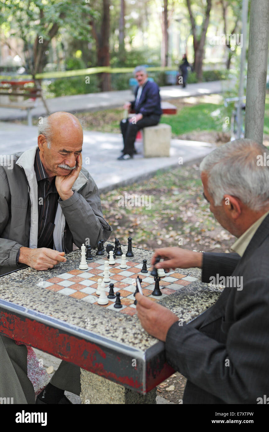 Uomini anziani giocare a scacchi, Hasht Behesht giardino, Isfahan, Provincia di Isfahan, Persia, Iran Foto Stock