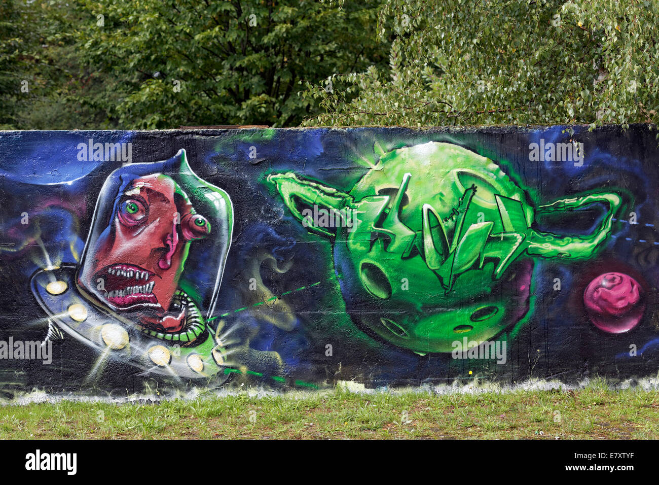 Alien tiro verso un green planet, graffiti, Renania settentrionale-Vestfalia, Germania Foto Stock