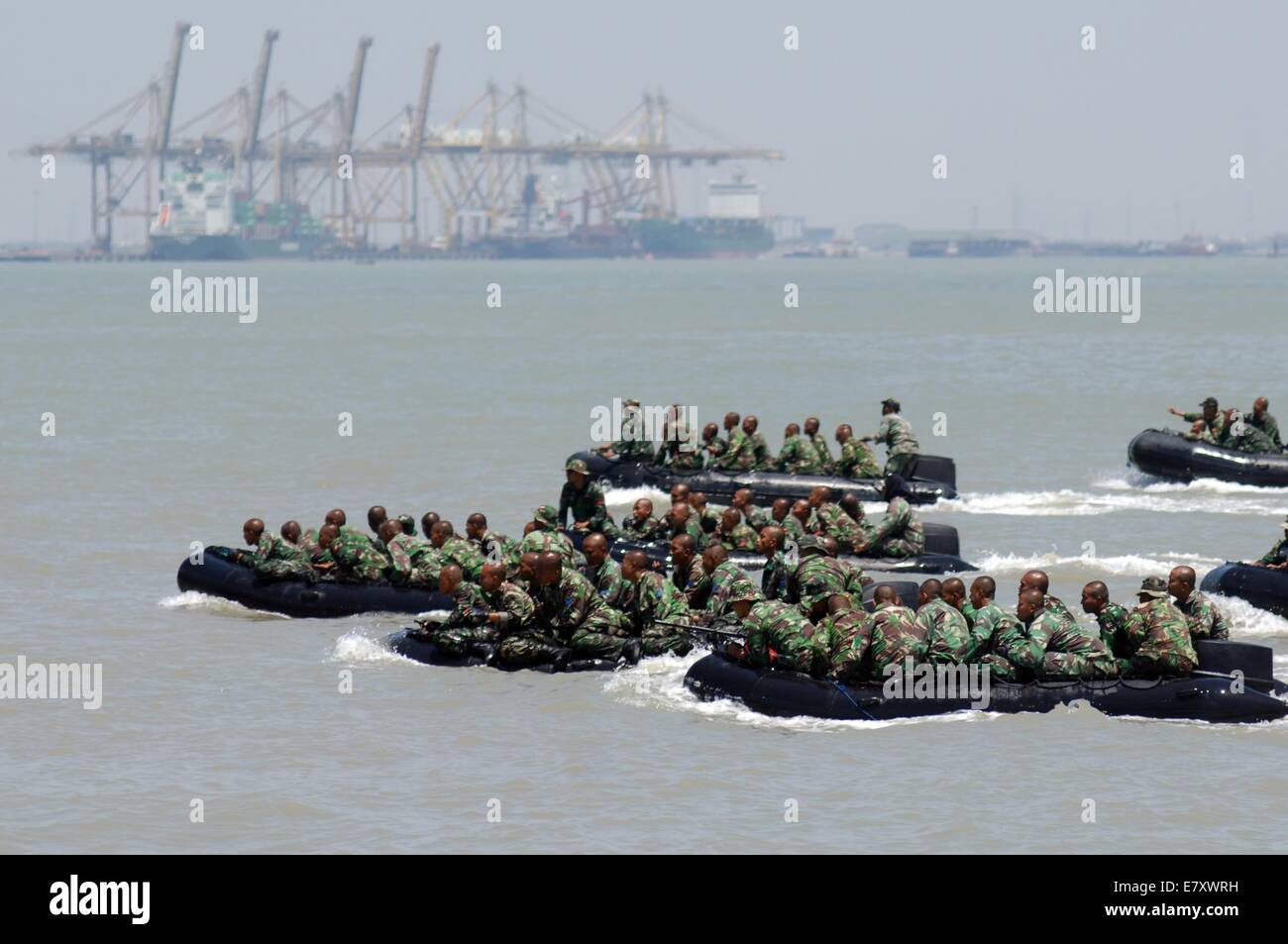 Surabaya, Indonesia. Xxv Sep, 2014. Marina Indonesiana sulla preparazione per l anniversario dell Indonesia militari o Tentara Nasional Indonesia (TNI) a Marina Indonesiana flotta orientale il 25 settembre 2014 in Surabaya, Java Orientale, Indonesia. Il TNI anniversario il 5 ottobre 2014 si terrà una grande festa e con tutta la forza degli strumenti principali di sistemi di armi della Marina Indonesiana, Indonesia Esercito e Indonesia Air Force. Credito: Sijori Immagini/ZUMA filo/Alamy Live News Foto Stock