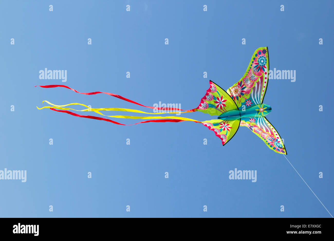 Colorato aquilone vola nel cielo blu Foto Stock