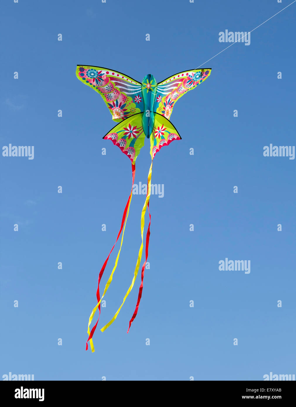 Colorato aquilone vola nel cielo blu Foto Stock