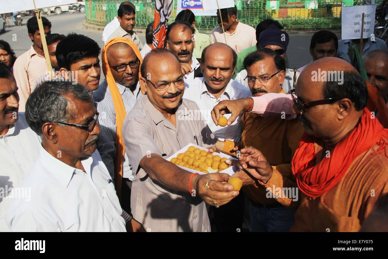 Di Allahabad, India. 25 Settembre, 2014. BJP lavoratori celebrare il felice inserimento di 'Mangalyaan' o Mars Orbiter Mission (MOM) nel pianeta rosso orbita. Mangalyaan sarà condotta studio per la superficie di Marte e ricca composizione minerale e la scansione della sua atmosfera per gas metano per scoprire se il pianeta è in grado di supportare la vita. Credito: Amar profondi/Pacific Press/Alamy Live News Foto Stock