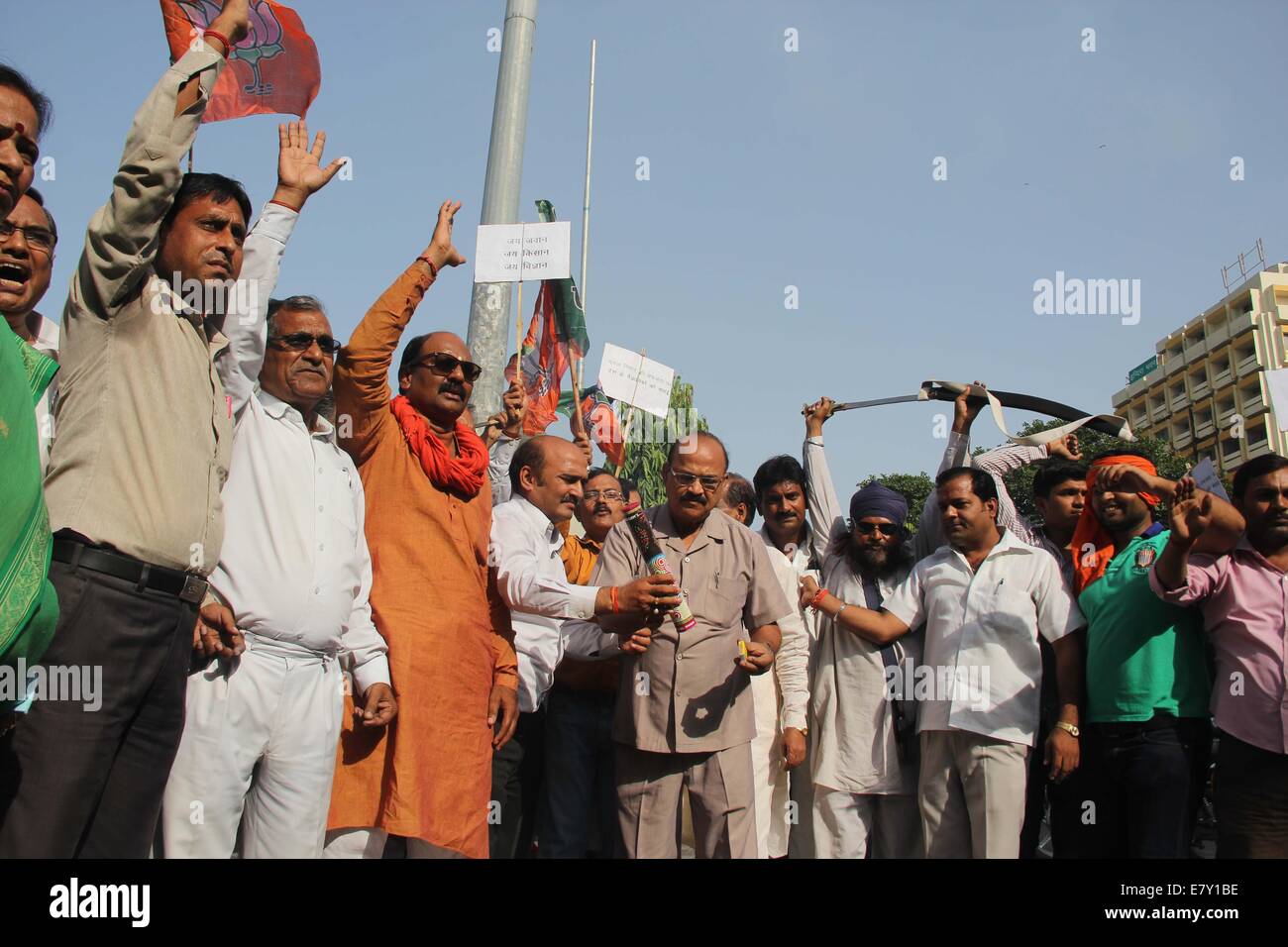 Di Allahabad, India. 25 Settembre, 2014. BJP lavoratori celebrare il felice inserimento di 'Mangalyaan' o Mars Orbiter Mission (MOM) nel pianeta rosso orbita. Mangalyaan sarà condotta studio per la superficie di Marte e ricca composizione minerale e la scansione della sua atmosfera per gas metano per scoprire se il pianeta è in grado di supportare la vita. Credito: Amar profondi/Pacific Press/Alamy Live News Foto Stock