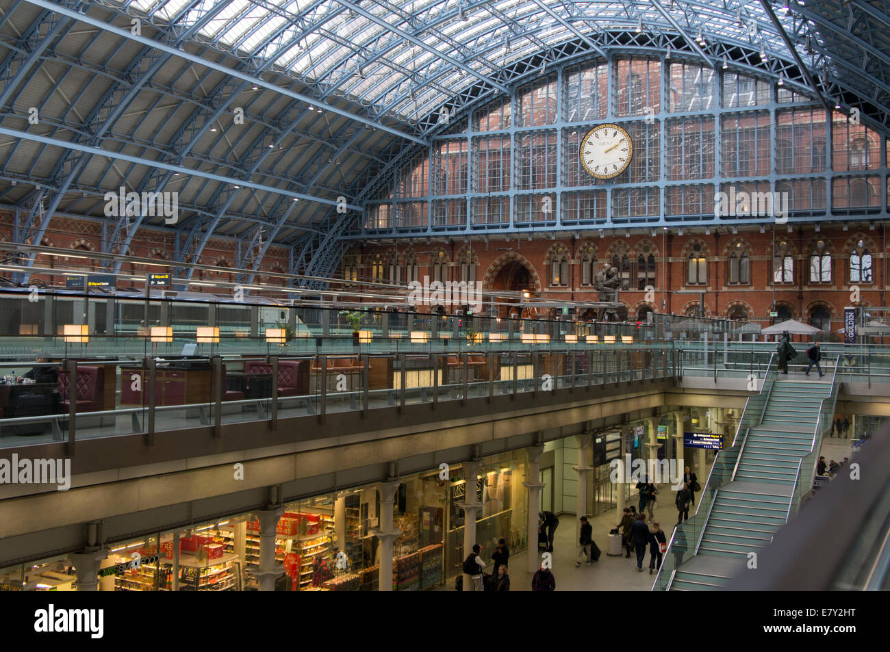 London St Pancras Station - Vista interna del centro storico di Barlow treno capannone con tetto in vetro e in contrasto moderno atrio Arcade negozi - Inghilterra, Regno Unito. Foto Stock