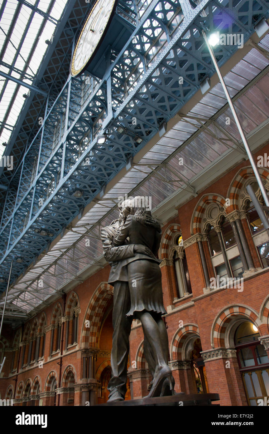 London St Pancras Station - una vista interna del centro storico di Barlow treno capannone con close-up del luogo di incontro scultura sotto l'orologio grande - Inghilterra, Regno Unito. Foto Stock