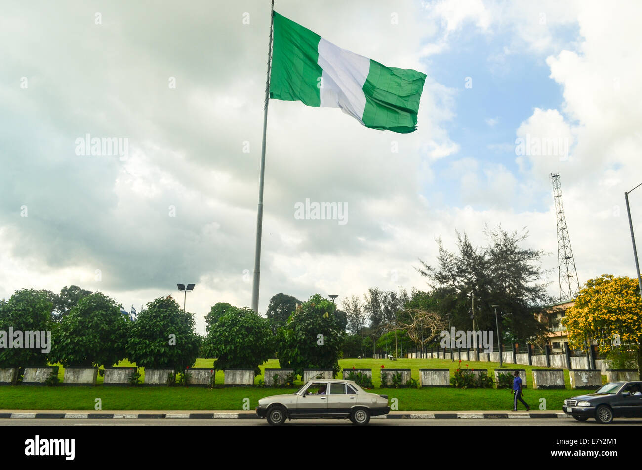 Grande bandiera nigeriana nel vento di Calabar, Nigeria Foto Stock
