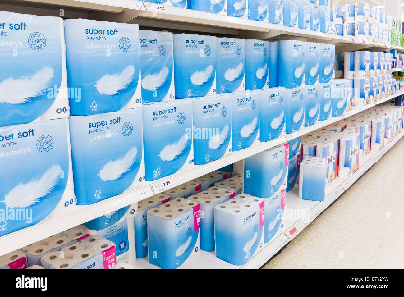 Rotoli di carta igienica per la vendita in un supermercato, REGNO UNITO Foto Stock