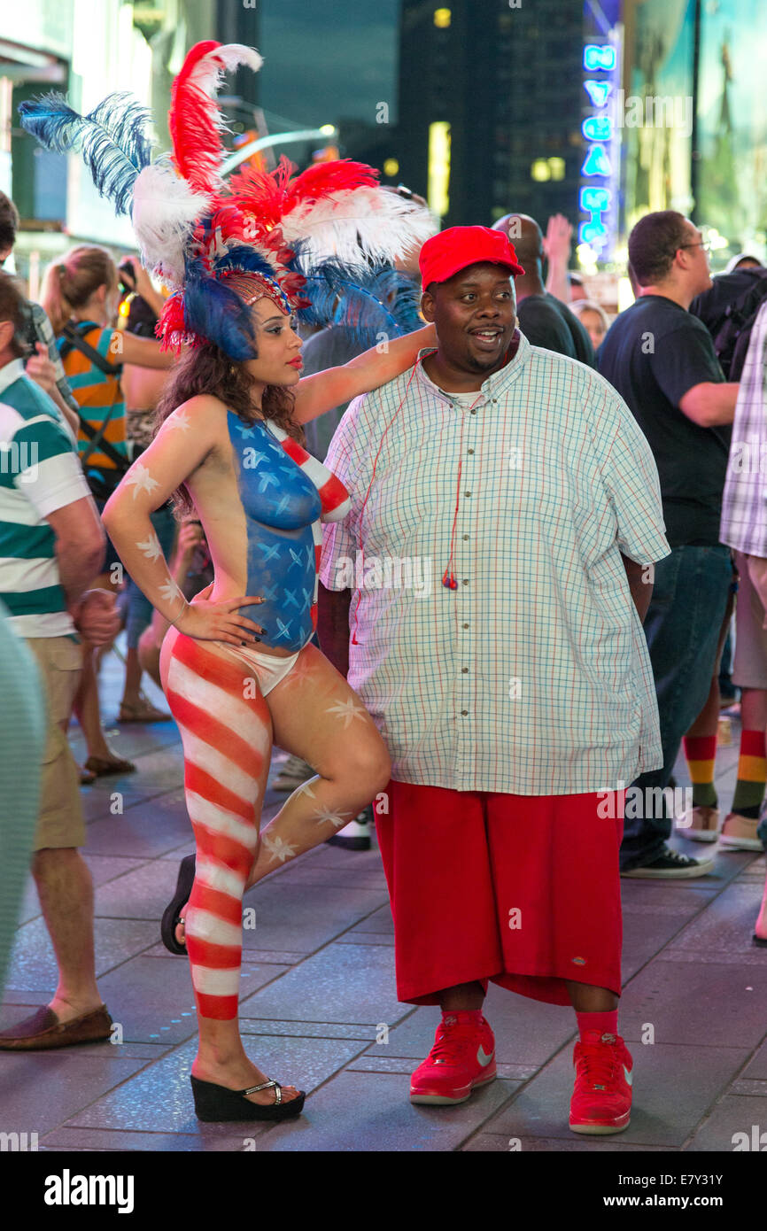New York - Settembre 2014: costume supereroi e bambini i personaggi di posare per fotografie con i turisti sulla 42nd Street, Times Sq Foto Stock