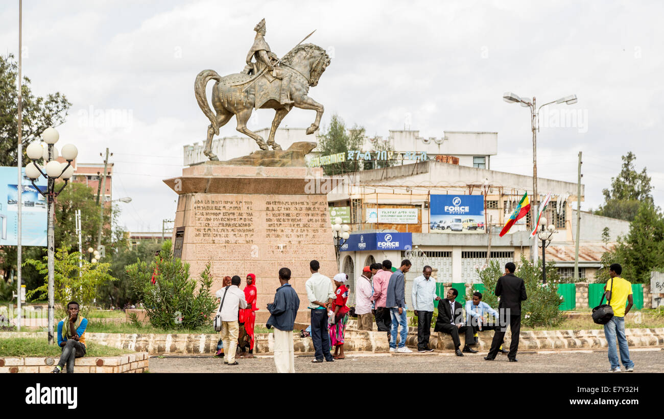 HARAR, Etiopia - luglio 27,2014: turisti si riuniscono intorno alla statua di Ras Makonnen Wolde Michael Guddisa, padre dell'imperatore Haile Foto Stock