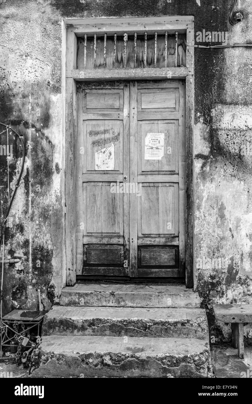 Una vecchia porta di legno a spiovente verso il basso nel corso di vari decenni Foto Stock