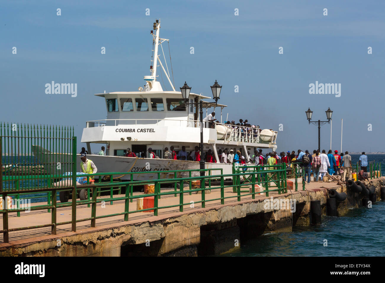 Columbia Castel, il traghetto per l'isola di Gorée, scarica i suoi passeggeri in arrivo forma Dakar, Senegal Foto Stock