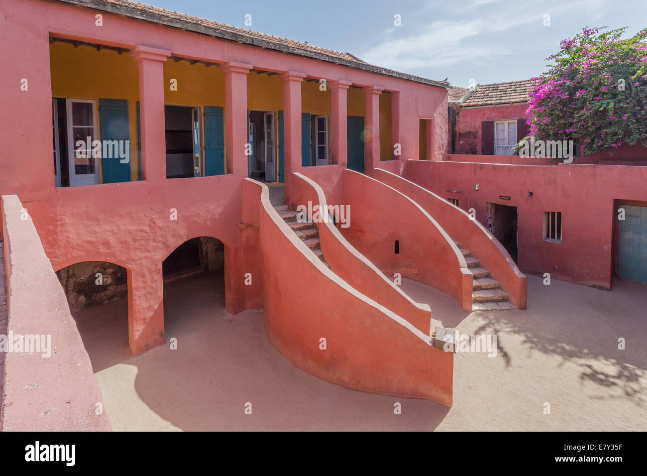 Scale a spirale che conduce al traders in quarti per la casa degli schiavi sulla isola di Gorée Foto Stock