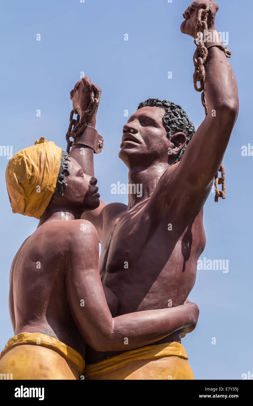 Una statua di un slave rompere le sue catene e la donna che abbraccia Lui è eretto sull isola di Gorée a simboleggiare la fine della schiavitù Foto Stock