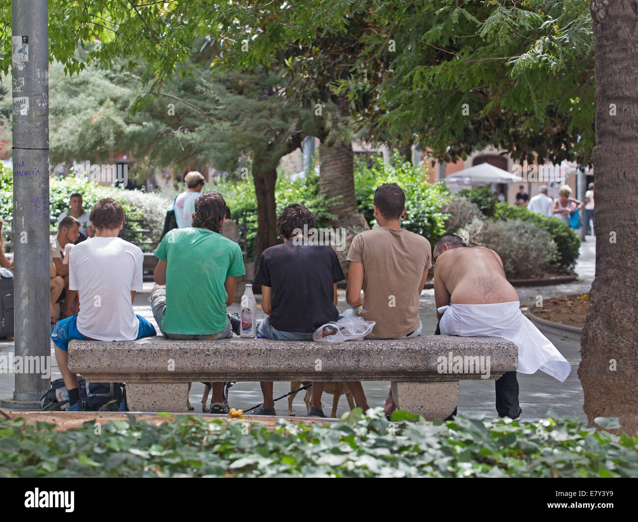 Neet giovani ragazzi seduta su una panchina in un parco a Palma de Mallorca Spagna Foto Stock