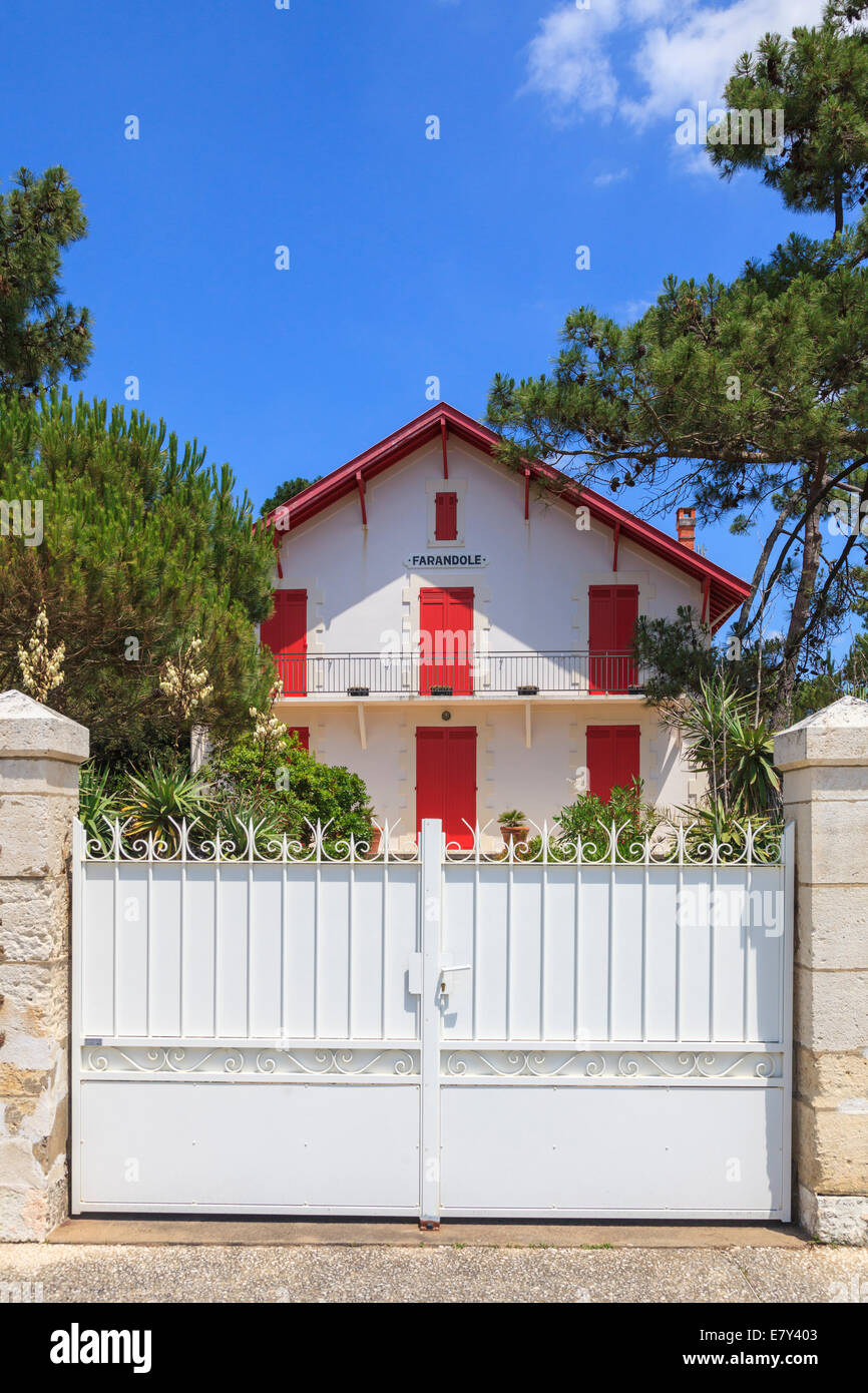 Metallo bianco porte di trasmissione alla casa francese. Foto Stock