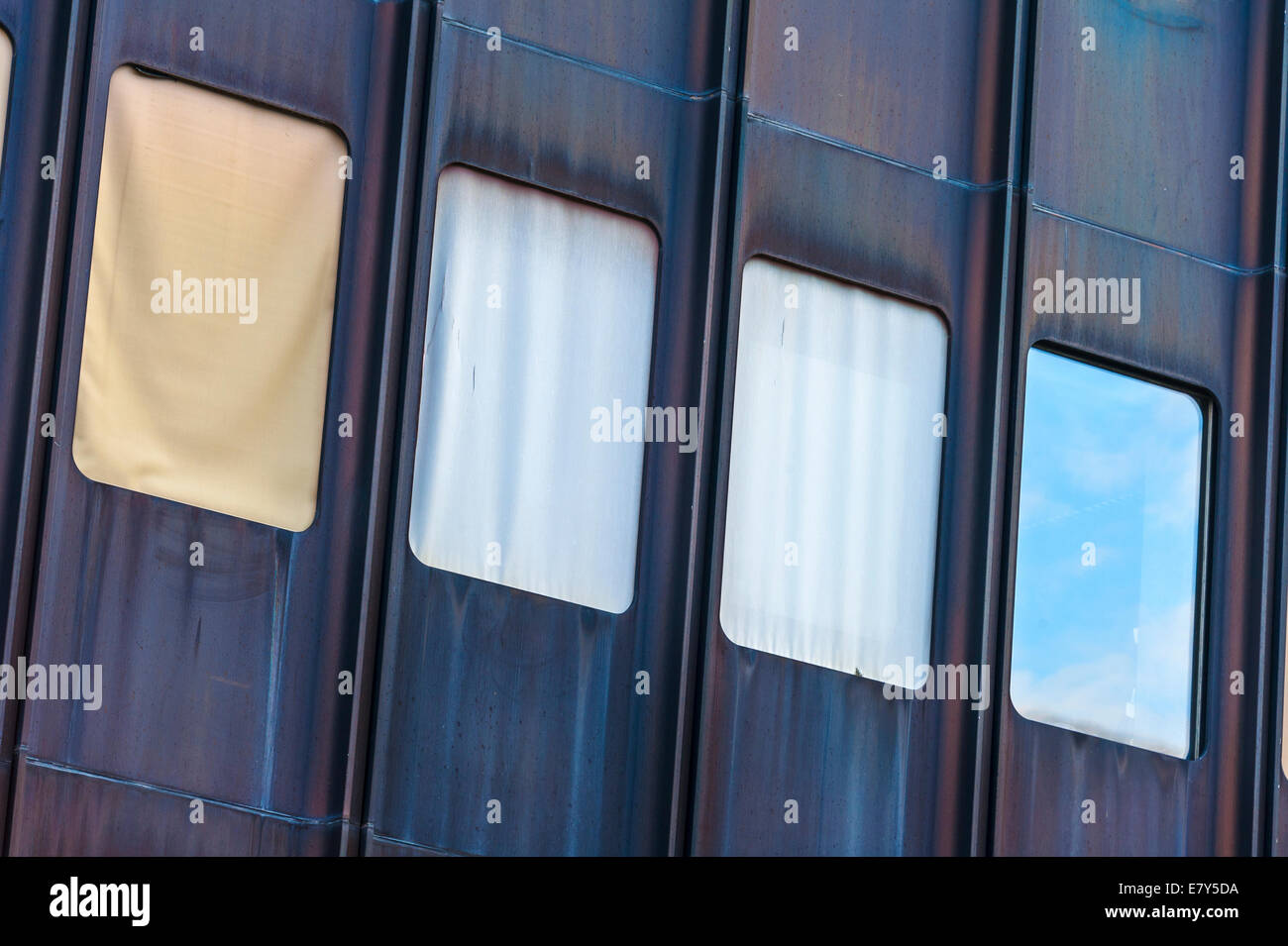Abstract architettoniche della facciata di un edificio per uffici a Zurigo, Svizzera. La riflessione di sky nella finestra a destra Foto Stock