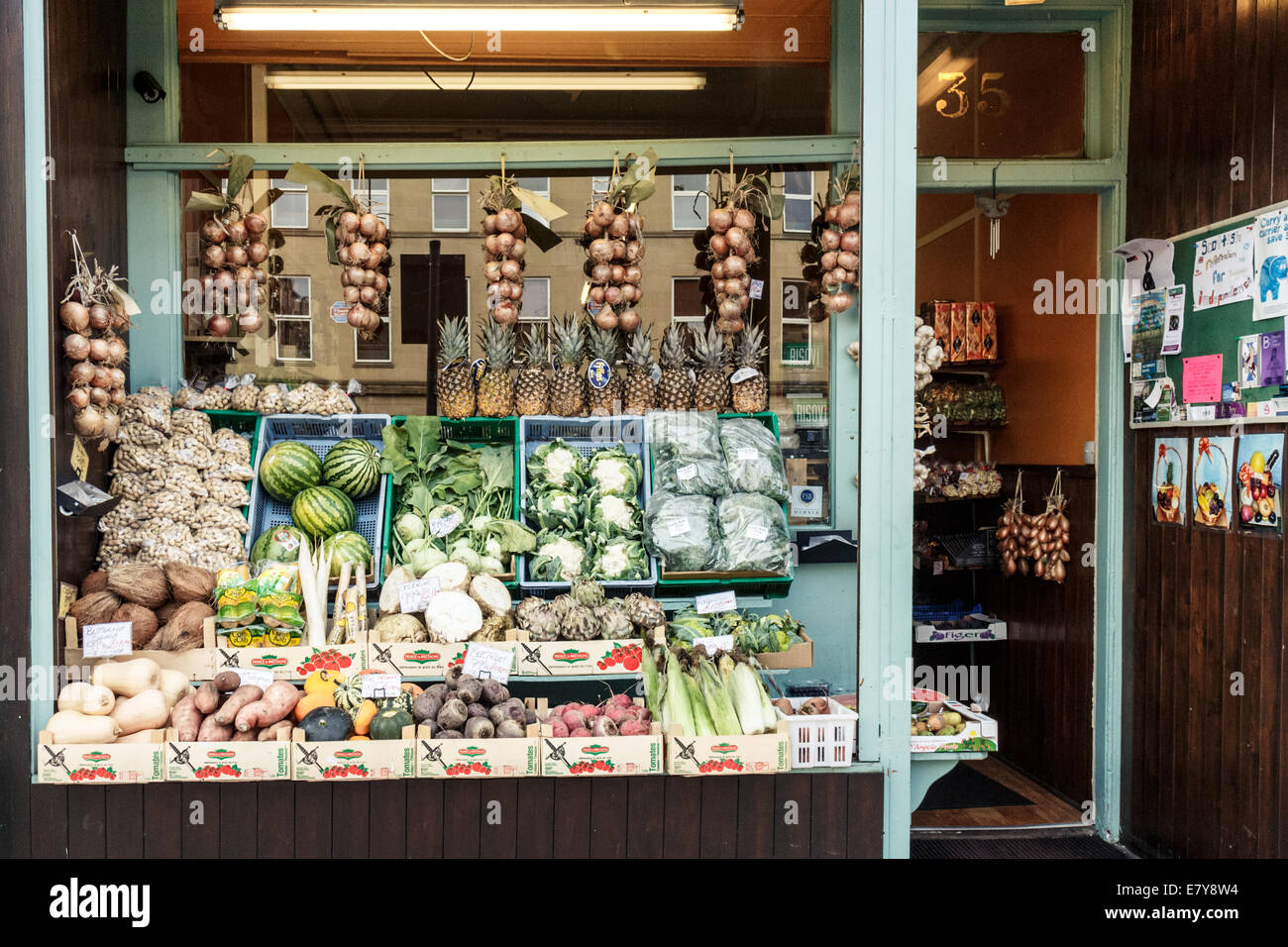 Fruttivendolo shop su Leith Walk, Edimburgo, Scozia Foto Stock