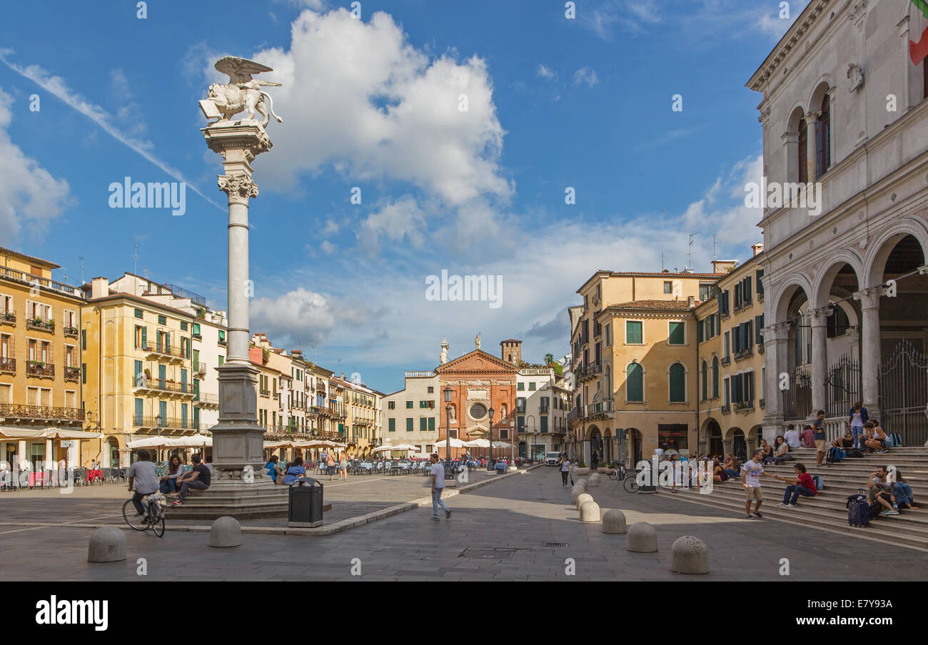 Padova, Italia - 10 settembre 2014: Piazza dei Signori e Piazza st. Contrassegnare la colonna con la chiesa di San Clemente Foto Stock