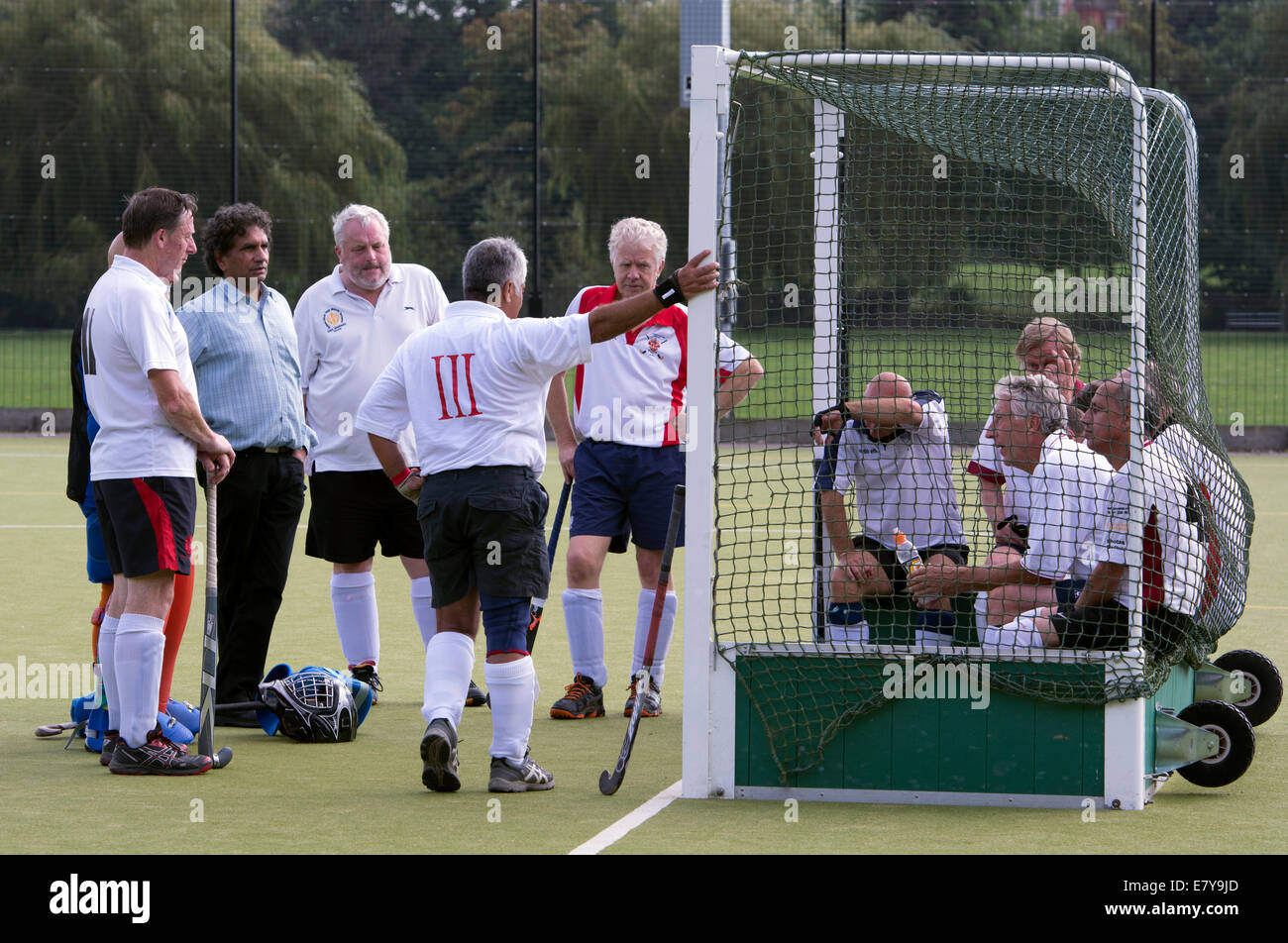 Veterano di giocatori di hockey, una metà tempo di parlare del team Foto Stock