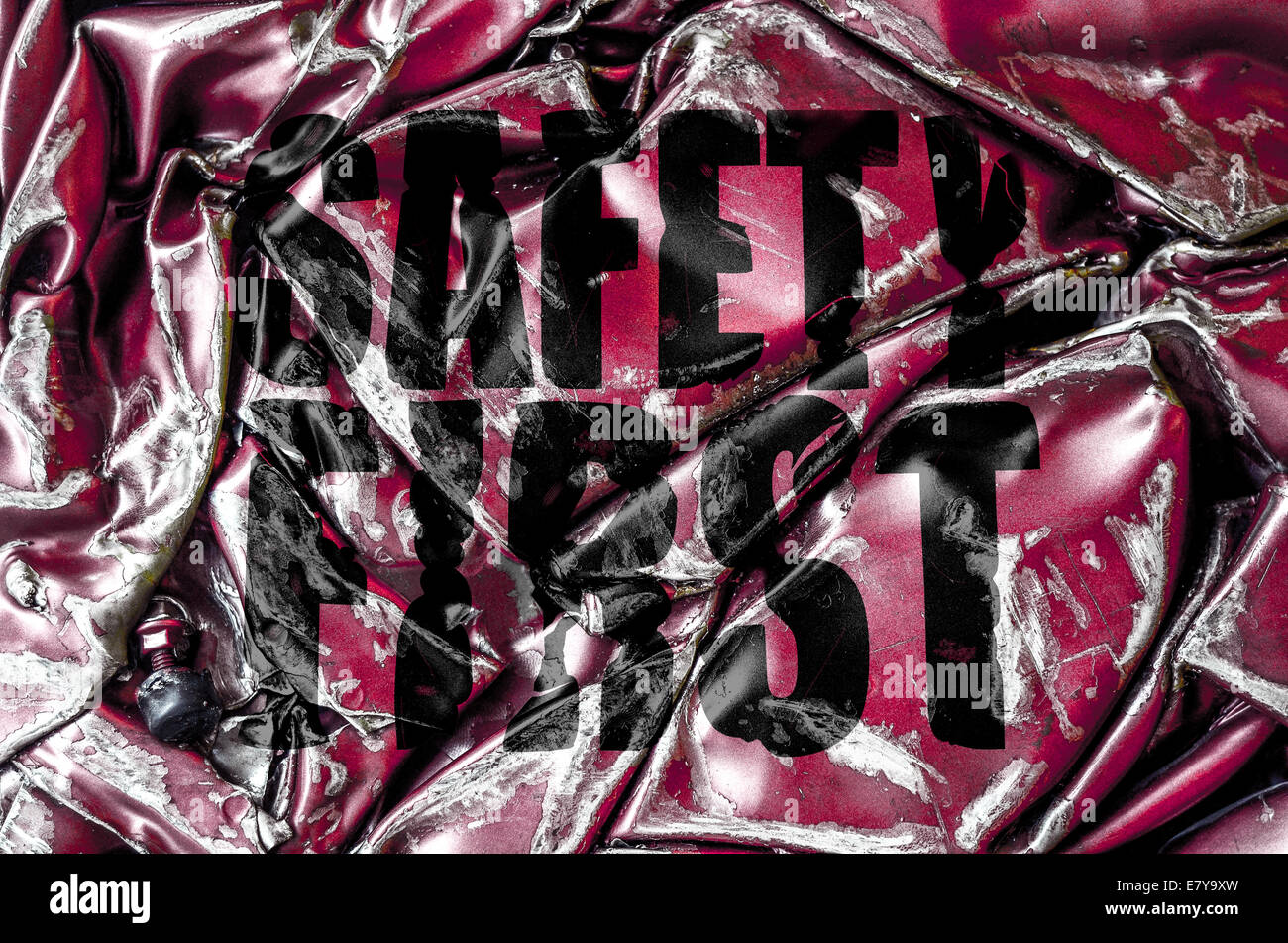 La sicurezza prima di tutto stampato sul metallo attorcigliato Foto Stock