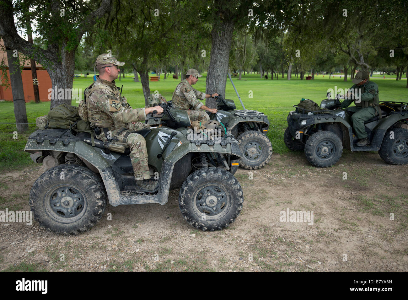 Granjeno, TX, Stati Uniti d'America. 26 Settembre, 2014. Un Texas Ranger ricognizione capi squadra fuori nella spazzola lungo il fiume Rio Grande in Granjeno, Texas dove il contrabbando umano e l'attività dei farmaci rimane rampante lungo il confine con il Messico. Un aumento ha comportato in molti degli organi incaricati di applicare la legge lavorando il Texas del sud. Credito: Bob Daemmrich/Alamy Live News Foto Stock