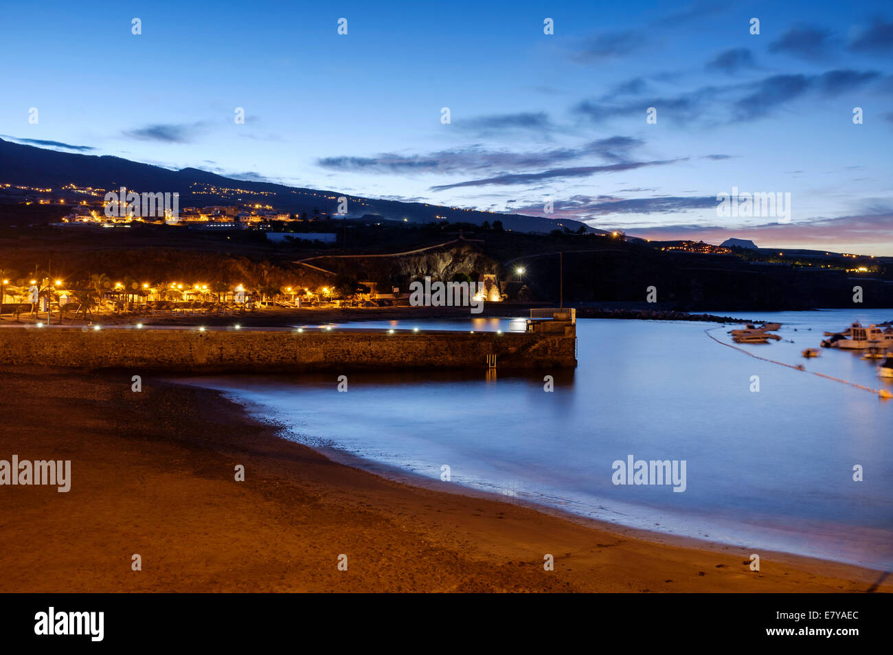 Pre alba lunga esposizione foto di Playa San Juan beach e dal porto. Tenerife, Isole Canarie, Spagna. Vedere anche la E7YAE3 Foto Stock