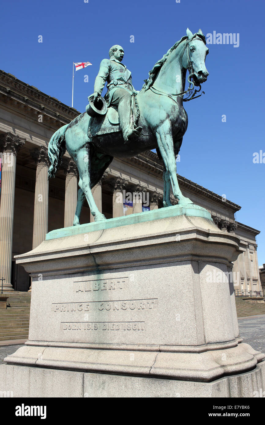 Statua di bronzo di Prince Albert, St George's Hall, Liverpool, Merseyside, Regno Unito Foto Stock