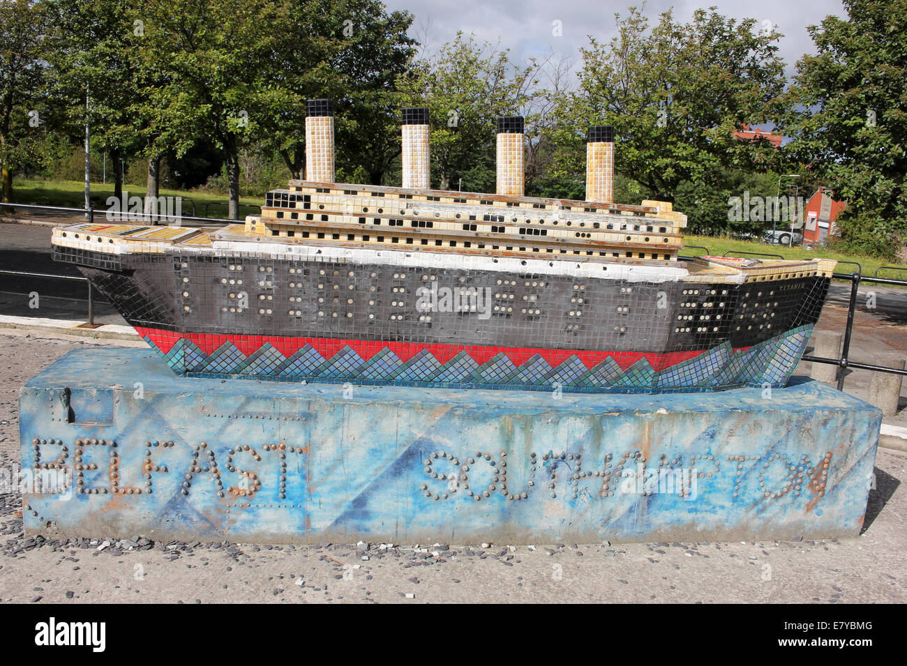 Un 11ft (3.4m) replica a mosaico del Titanic, Toxteth, Liverpool Foto Stock