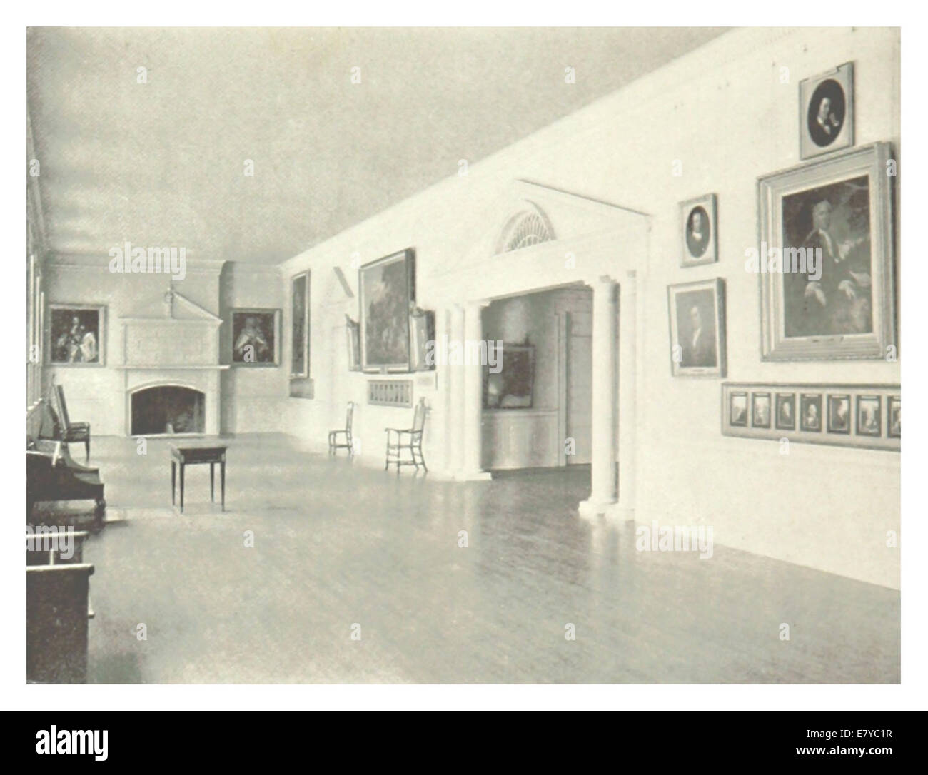 Questo lavoro del 1897 presenta un'illustrazione o uno schizzo di una sala banchetti, possibilmente mostrando il design o l'ambientazione culturale di un tale evento. L'immagine offre informazioni su eventi o riunioni formali della fine del XIX secolo. Foto Stock