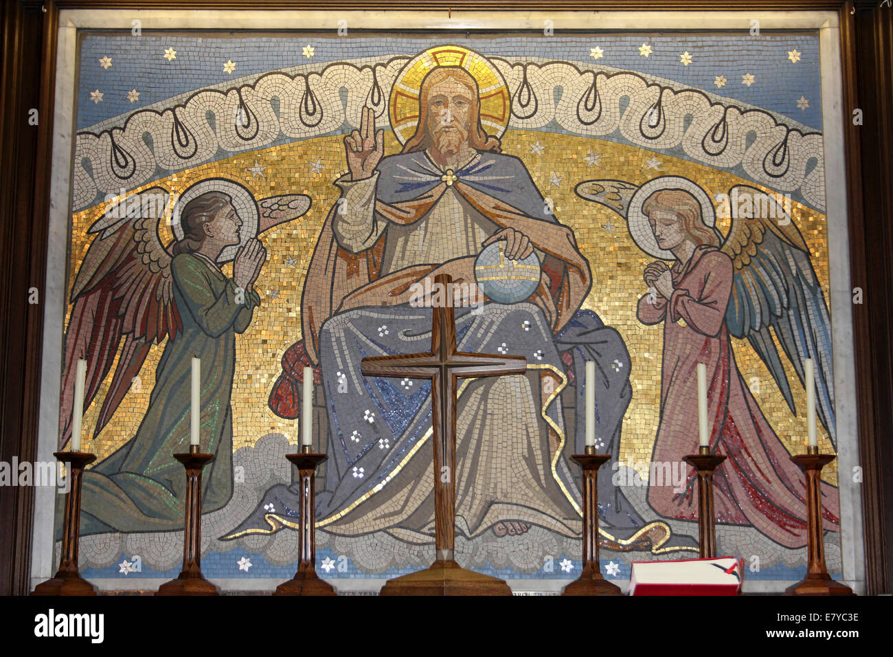 Reredos mosaico raffigurante Cristo in Gloria con un angelo su entrambi i lati Foto Stock