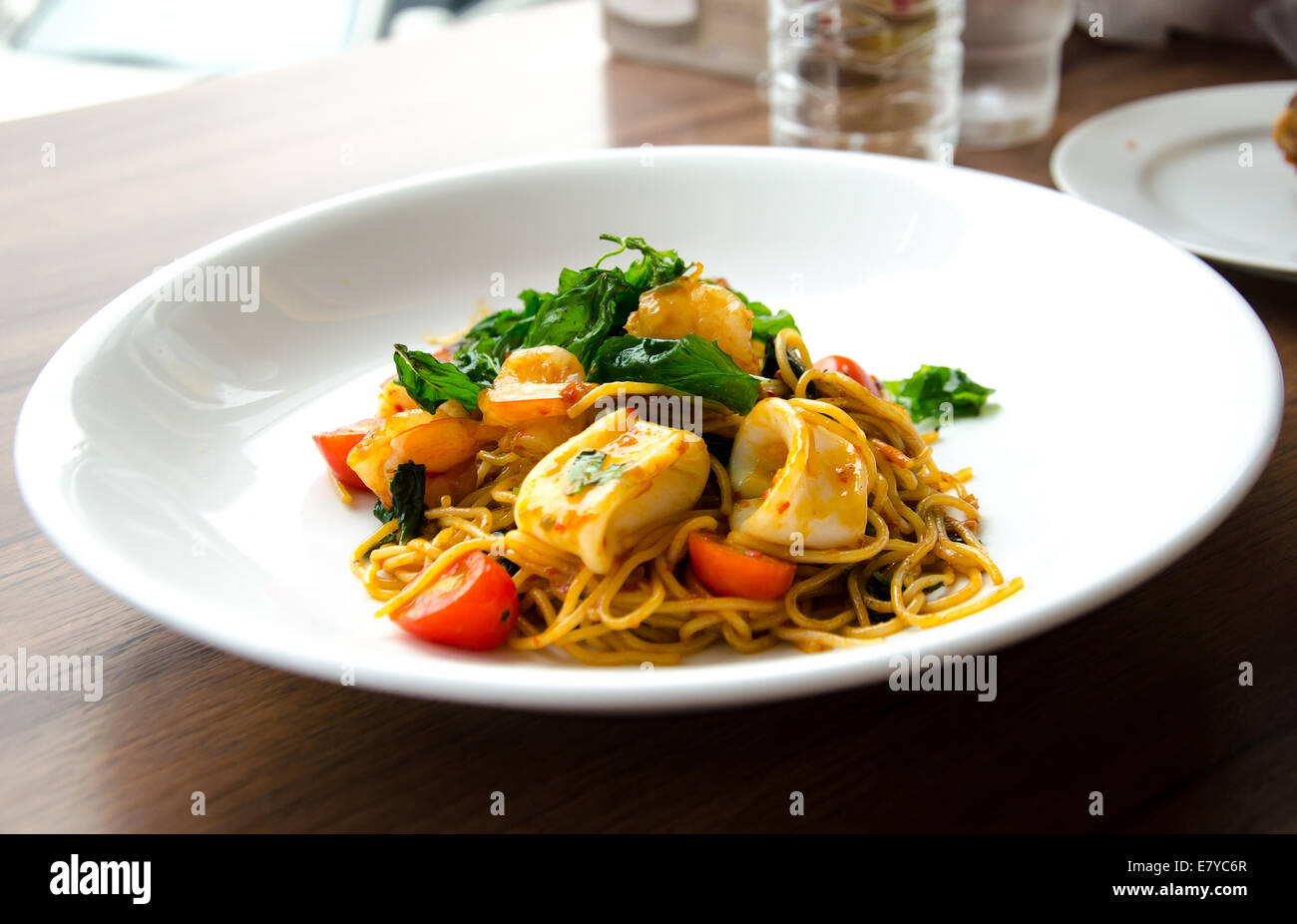 Saltate in padella spaghetti piccante con frutti di mare chiamata KEE MAO TA LAY Foto Stock