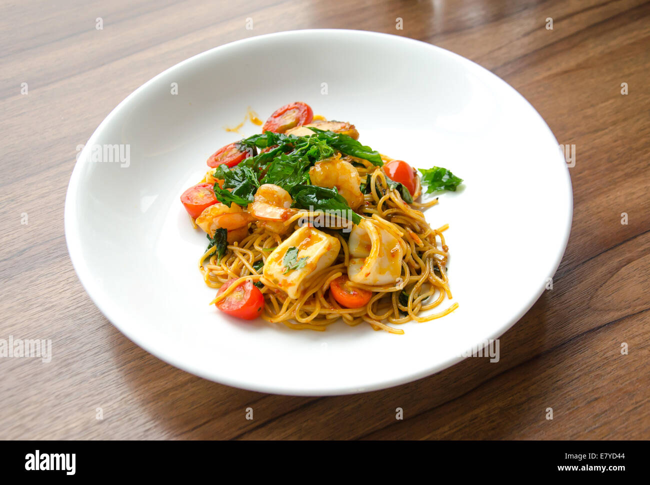 Saltate in padella spaghetti piccante con frutti di mare chiamata KEE MAO TA LAY Foto Stock