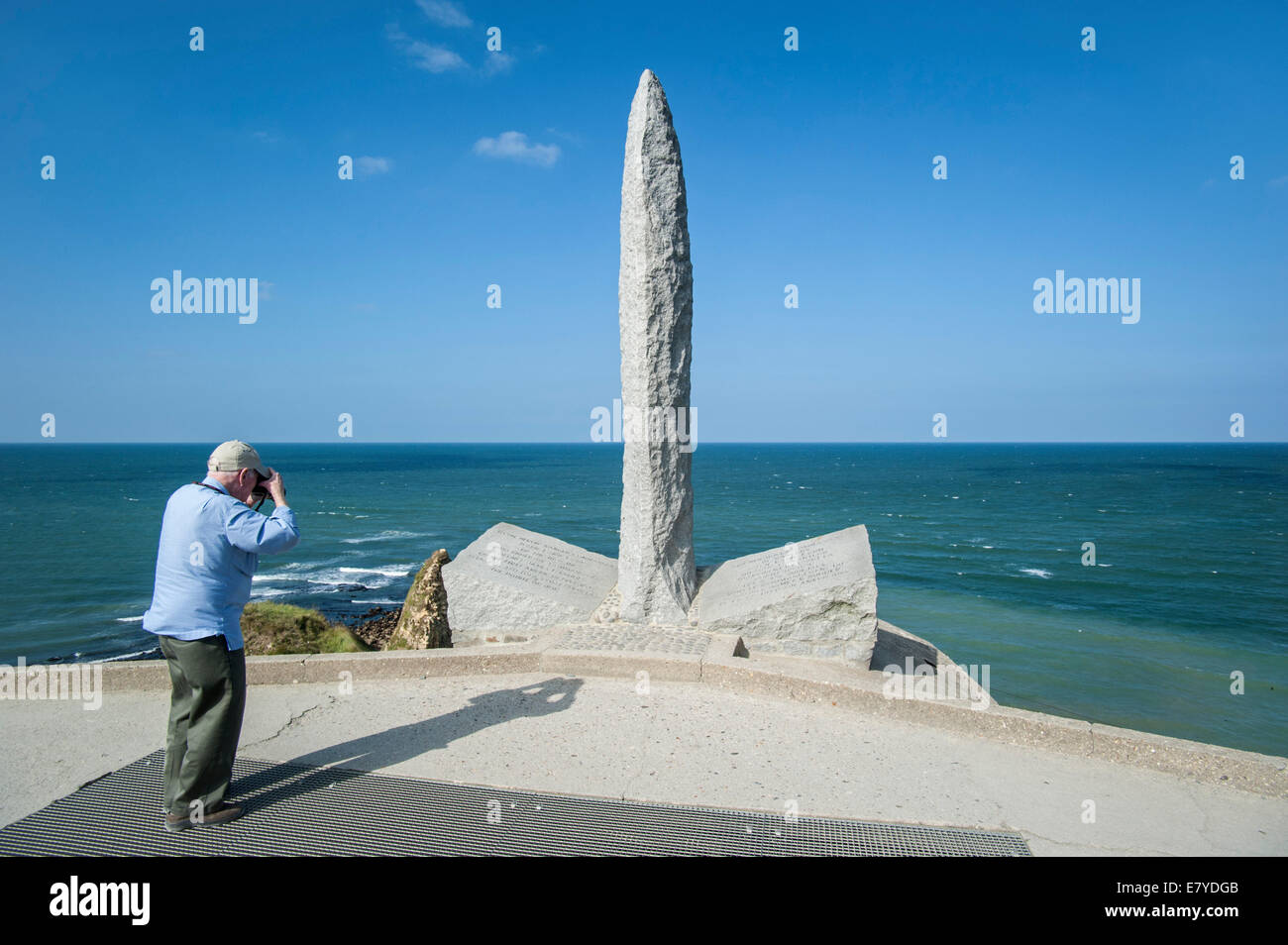 Tourist fotografare la seconda guerra mondiale due monumento A la Pointe du Hoc scogliera che si affaccia sul Canale della Manica, Normandia, Francia Foto Stock
