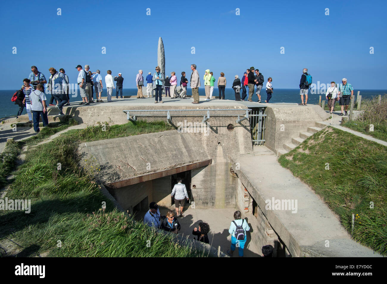 I turisti che visitano la seconda guerra mondiale due monumento A la Pointe du Hoc scogliera che si affaccia sul Canale della Manica, Normandia, Francia Foto Stock