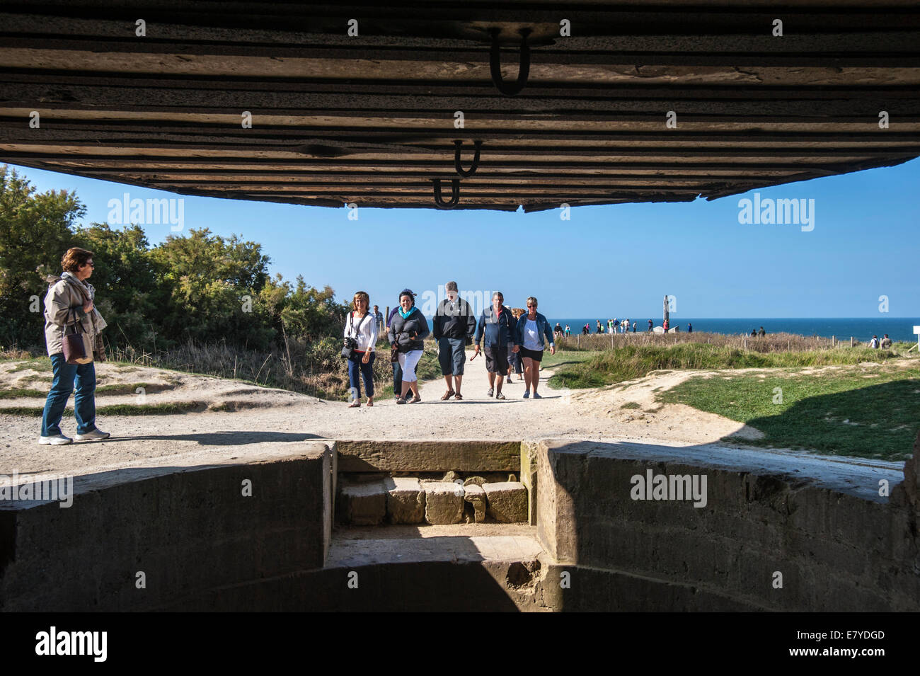 I turisti visto dalla seconda guerra mondiale due bunker A la Pointe du Hoc scogliera che si affaccia sul Canale della Manica, Normandia, Francia Foto Stock