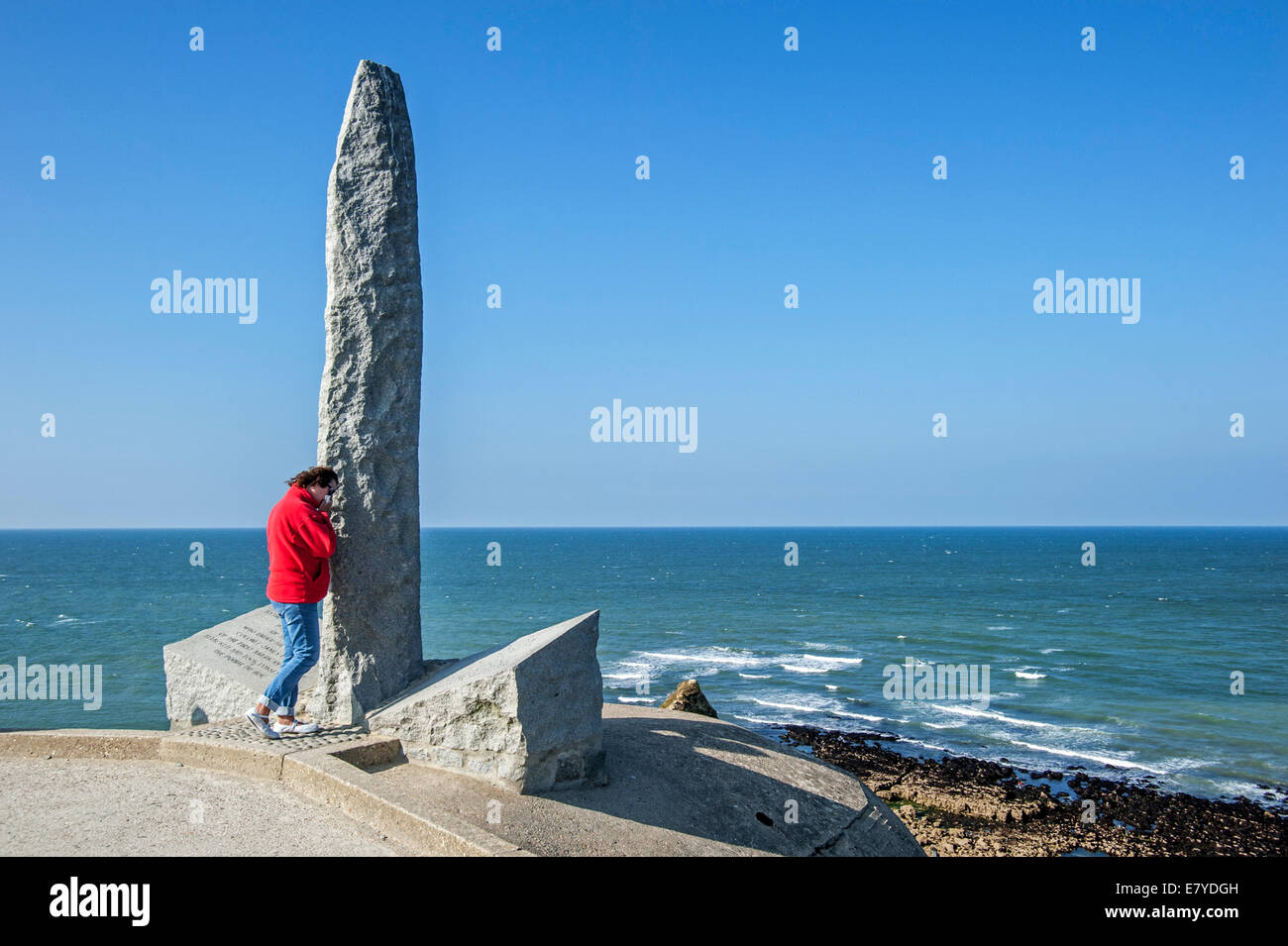 Seconda guerra mondiale due monumento A la Pointe du Hoc scogliera che si affaccia sul Canale della Manica, Normandia, Francia Foto Stock
