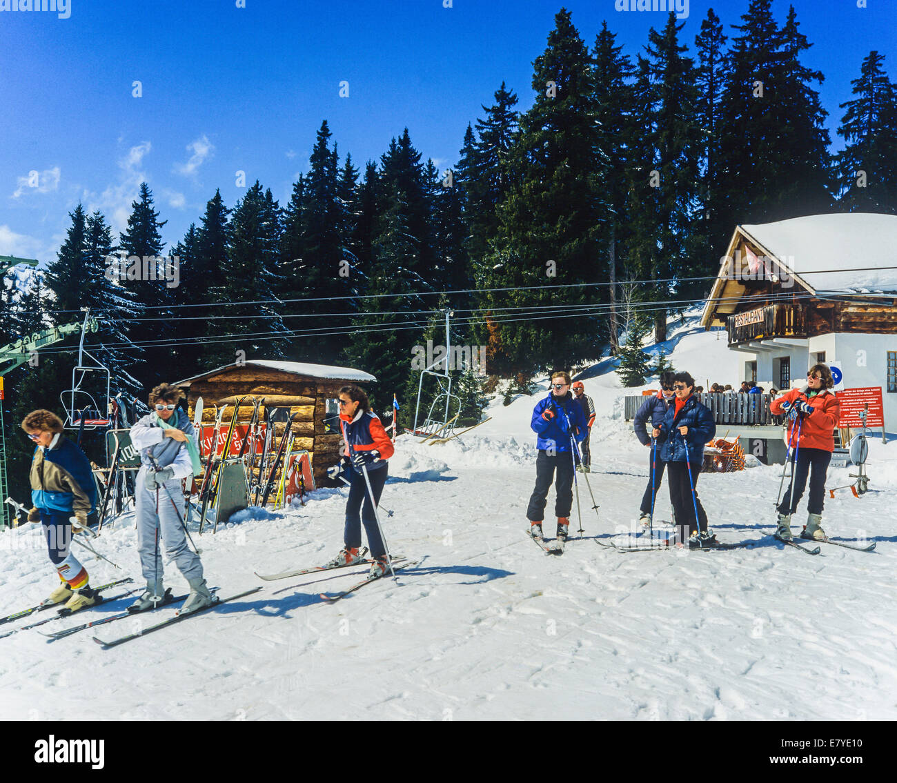 Gli sciatori Morgins ski resort Alpi Svizzere Vallese Svizzera Foto Stock