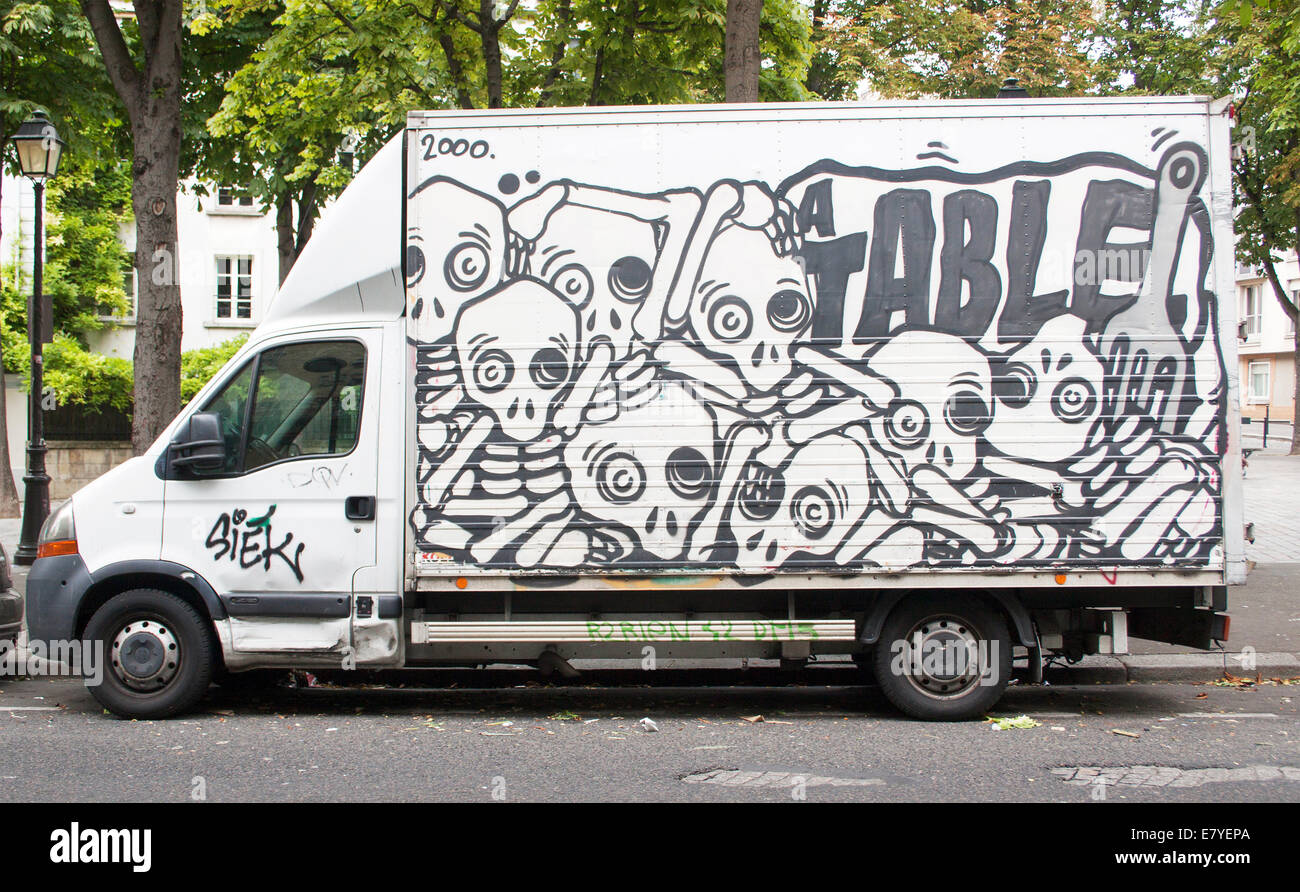 L'arte dei graffiti copre un camion a Parigi, in Francia, trasformando il veicolo in una tela mobile di colorata espressione urbana. Foto Stock